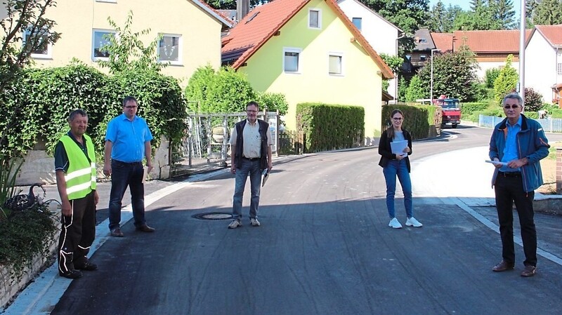 Nach acht Monaten ist die Baumaßnahme abgeschlossen. Vertreter von Gemeinde, Ingenieurbüro und bauausführender Firma freuen sich übers Ergebnis.