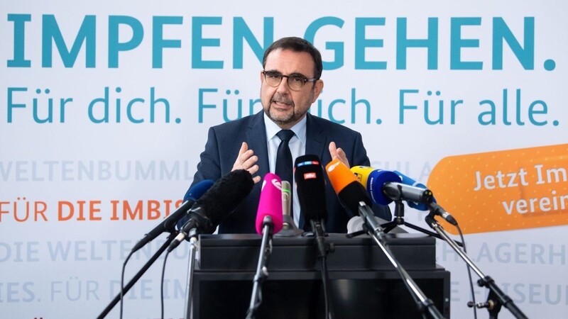 Bayerns Gesundheitsminister Klaus Holetschek (CSU)spricht auf einer Pressekonferenz zur einrichtungsbezogenen Impfpflicht.