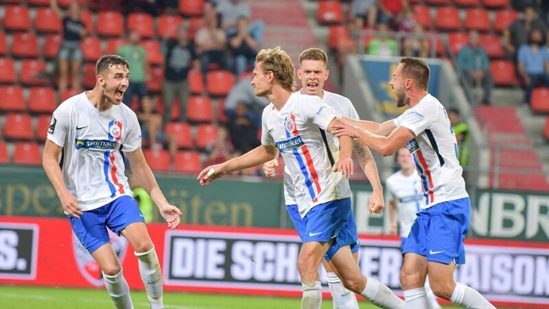 An Ex-Löwe Kai Bülow (M., heute im Trikot von Hansa Rostock) hat man bei Sechzig noch gute Erinnerungen.