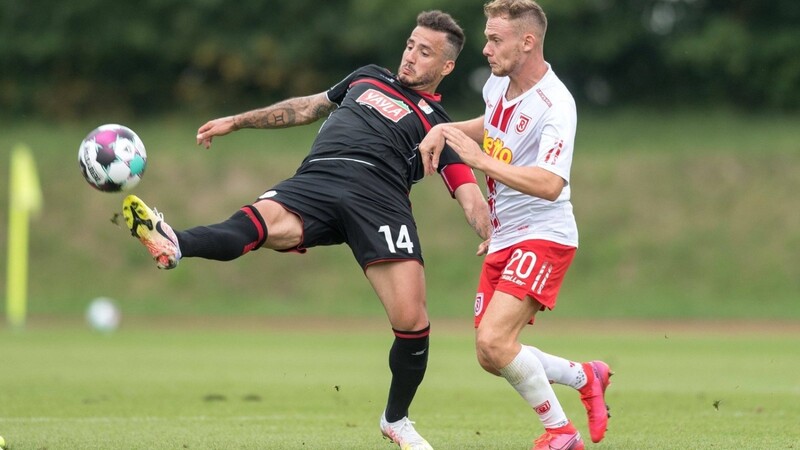 Jahn-Offensivspieler Federico Palacios (rechts) steht vor einer Leihe.