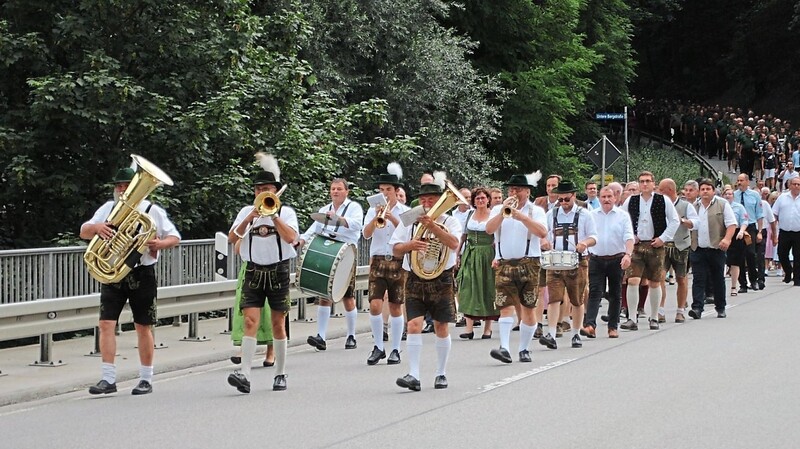 Angeführt von der Blaskapelle, zog man aus zum Festplatz an der Isarbrücke.