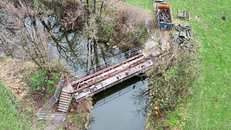 Die Baumaßnahme aus der Luft. Vermutlich bis Mitte/Ende Mai ist die kleine Brücke nicht passierbar.