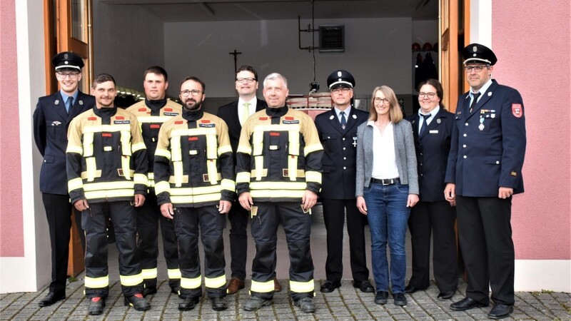 Jetzt ist die Ausstattung der neun Rötzer Ortswehren mit einheitlichen Schutzanzügen komplett. Am Dienstag übergaben Bürgermeister Dr. Stefan Spindler und Edith Kraus von der Stadtverwaltung offiziell die Schutzanzüge an die Ortswehren Heinrichskirchen, Diepoltsried, Bernried und Pillmersried.