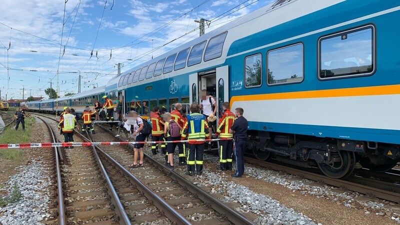 Ein Schaden an der Oberleitung hatte am Donnerstagnachmittag einen Großeinsatz am Landshuter Bahnhof zur Folge. Am Freitagmittag verkehren noch immer keine Züge zwischen Landshut und Regensburg sowie zwischen Landshut und Wörth an der Isar.