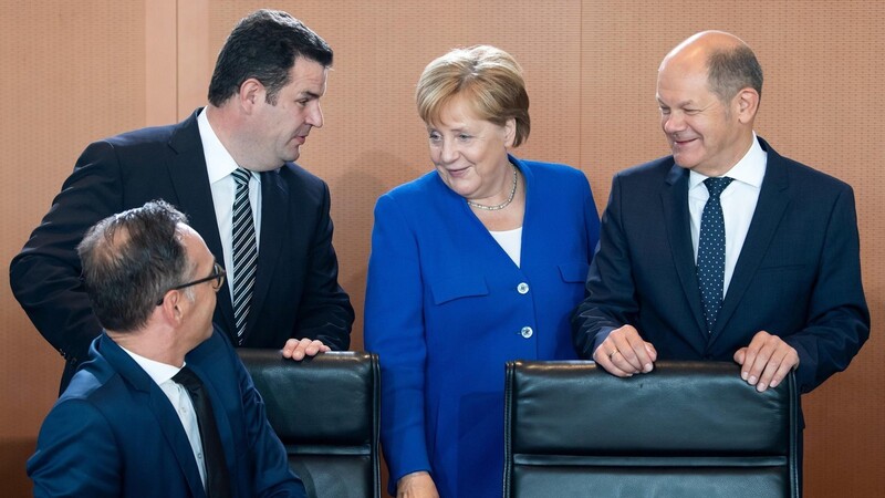 Heiko Maas, Außenminister, Hubertus Heil, Bundesminister für Arbeit und Soziales, Bundeskanzlerin Angela Merkel und Olaf Scholz, Bundesfinanzminister (von links) unterhalten sich zu Beginn der Kabinettssitzung im Bundeskanzleramt.