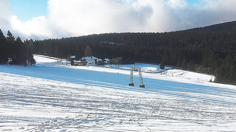 Am Predigtstuhl ist alles bereit für die Wintersportler. Liftbetreiber Max Six hofft jetzt auf noch mehr Schnee und viele kalte Nächte, damit die Hänge noch ausreichend beschneit werden können. Trotz der derzeit geltenden 2G-plus-Regelung will er den Start in die Skisaison so bald wie möglich wagen.