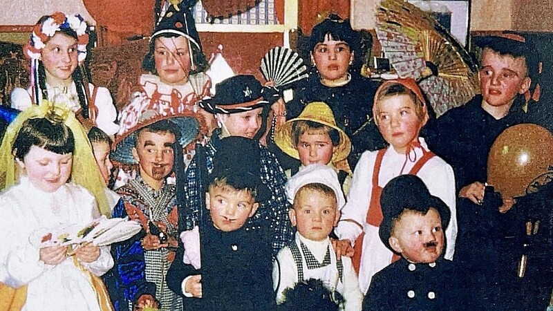 Kinderfasching im Gasthaus "Stangerl" in den 1960er Jahren mit bekannten Gesichtern: Vorne von links: Karin Regner (heute Kraus), Christian und Sebastian Scheuer, Jakob Wolf, dahinter Gerhard Schießl, ein unbekannter Chinese, Edi Schießl, Elisabeth Macht, Gerti Scheuer. Hintere Reihe von links: Johanna und Hubert Perlinger, Karin Schmatz sowie Ferdinand Schmatz.