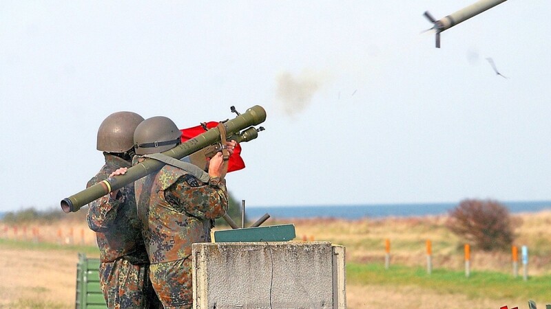 Reservisten der Bundeswehr üben mit der Fliegerfaust Strela: 1.500 Stück der Flugabwehrraketen der damaligen DDR-Volksarmee schickte Deutschland Mitte März an die ukrainischen Streitkräfte im Kriegsgebiet.