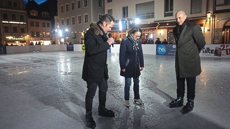 Ingo Saar (Faszination Altstadt), Gertrud Maltz-Schwarzfischer und Mathis Broelmann (Stadtwerk) wagten sich in Schlittschuhen auf die Kunsteisfläche.