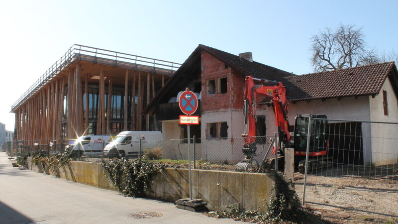 Das Nawareum an der Schulgasse. Das Einfamilienhaus im Vordergrund wird abgebrochen und weicht einem einladenden Schaugarten.