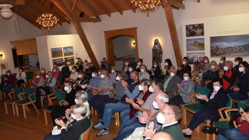 Sehr gut besucht war die Veranstaltung im Rahmen des Neuen Bucher Geschichtsbodens. Und dies trotz Maskenzwang.