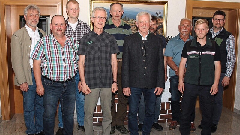 Die neu gewählte Vorstandschaft der WBV Lamer Winkel, mit im Bild Bürgermeister Paul Roßberger (r.) und Dr. Arthur Bauer (l.)