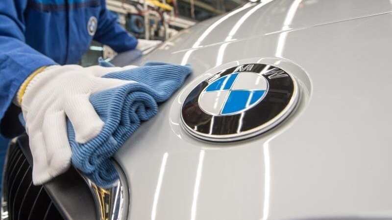 Eine Frau arbeitet im BMW-Werk in Regensburg.