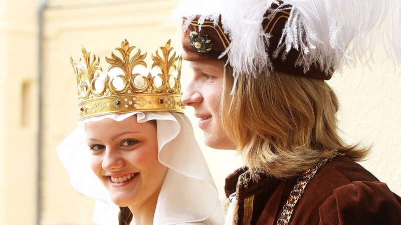 Das 40. Brautpaar der Landshuter Hochzeit wurde am Montag vorgestellt. Damit reiht es sich in eine Schar illustrer Paare ein. Eines von ihnen hat sogar geheiratet.