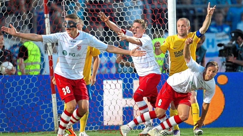 Verfrühter Jubel von Torschütze Tobias Schlauderer (r.) sowie Tobias Schweinsteiger (aktuell Co-Trainer beim 1. FC Nürnberg) und Philipp Ziereis (Kapitän des FC St. Pauli, l.), weil der Treffer des Jahn-Mittelfeldspielers im Hinspiel der Zweitliga-Relegation gegen den Karlsruher SC am 11. Mai 2012 keine Anerkennung findet - "aus welchen Gründen auch immer", wie Schlauderer noch heute meint. KSC-Kapitän Alexander Iaschvili (als Verbandsvizepräsident Georgiens für die Nationalmannschat zuständig) reklamiert erfolgreich.