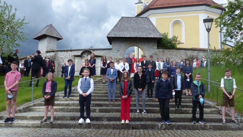 Abschließend stellten sich alle zu einem Erinnerungsfoto beim Kirchenaufgang auf.