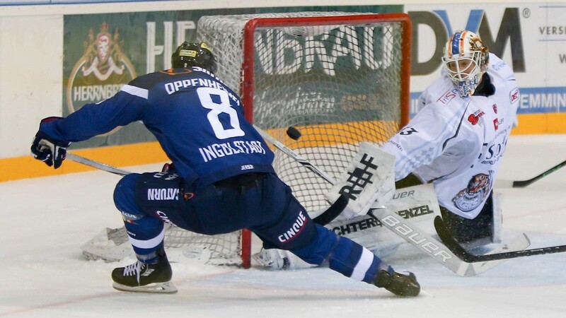 In dieser Szene erzielt Ingolstadts Thomas Oppenheimer den ersten Ingolstädter Treffer gegen die Straubing Tigers.