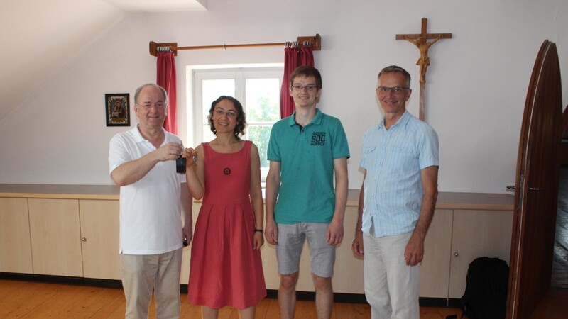 Der ehemalige Chordirektor Siegfried Beck (v.li.) mit Nachfolgerin Daniela Schneider, daneben stehen Schneiders Verlobter Konrad Linkmann und Pfarrer Werner Konrad.