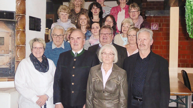 Neue Vorstandschaft und Beirat des Tierfreundekreises Bad Kötzting (vorne, v.l.): Schriftführerin Melanie Baumgartner, Vorsitzender Karl Wartha, Schatzmeisterin Anneliese Rosenlehner, hinter ihr 2. Vorsitzender Gerhard Kugler.