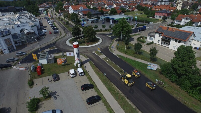 Asphaltierungsarbeiten im Bereich Kreisverkehr Einkaufszentrum.