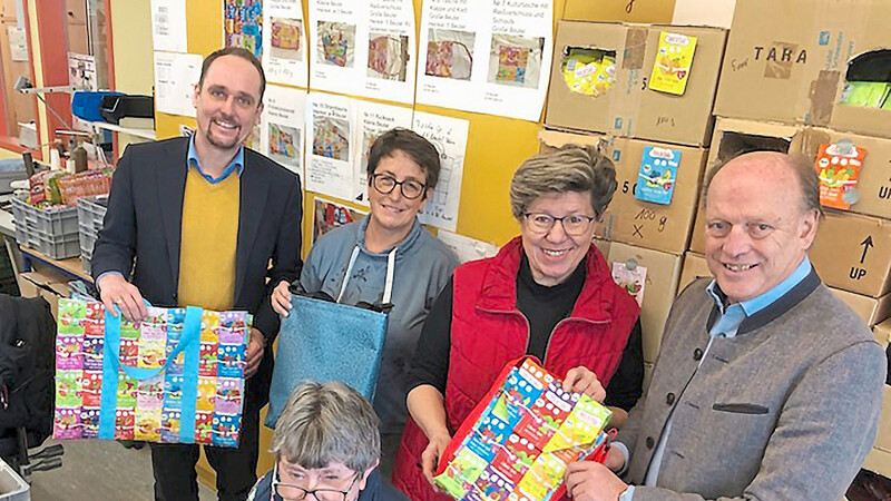 Hannelore Langwieser (2. v. r.) bewundert die schönen Taschen aus Recycling-Materialien und freut sich über die Begegnungen mit Geschäftsführer Johannes Fauth (links), Gruppenleiterin Rosemarie Schillinger und dem Vorsitzenden Hans-Peter Summer (rechts).