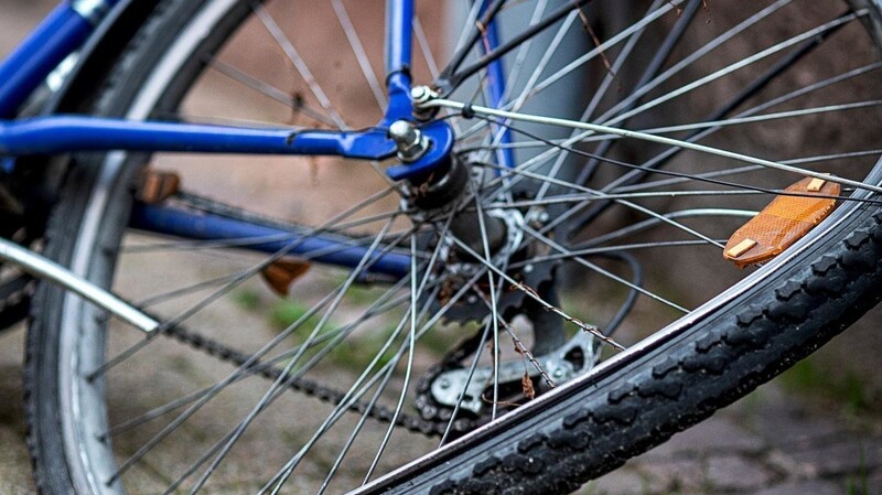 Die Radlerin wurde beim Aufprall auf das Auto schwer verletzt. (Symbolbild)