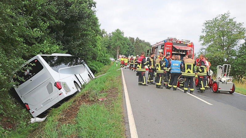 Bei einem Busunfall am Mittwochmorgen ist der Fahrer ums Leben gekommen.