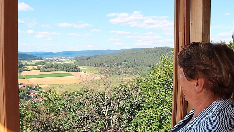 Stadträtin Elisabeth Hutterer genießt den herrlichen Ausblick, hier nach Waldmünchen.