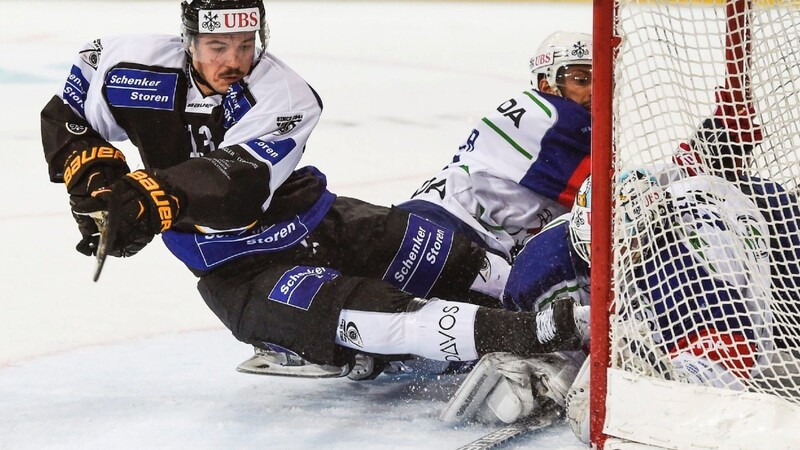 Mannheims Goalie Florian Proske (rechts) und Christopher Fischer im Duell mit Luganos Alessio Bertaggia.