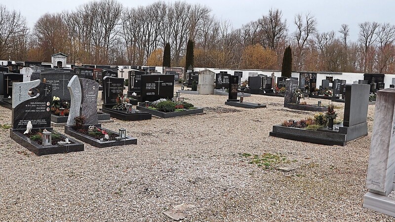 Auf dem Friedhof St. Jakob sind vor und hinter der Basilika immer mehr leere Flächen zu sehen.