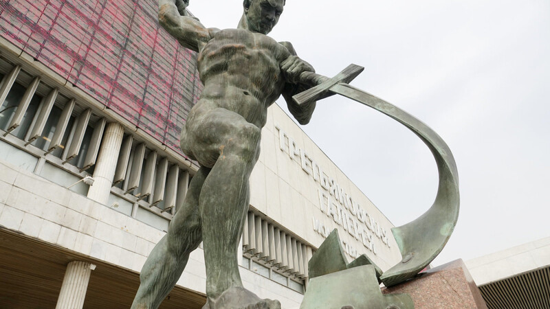 Das Modell der Skulptur "Schwerter zu Pflugscharen" von Jewgeni Wutschetitsch vor der Tretjakow-Galerie.