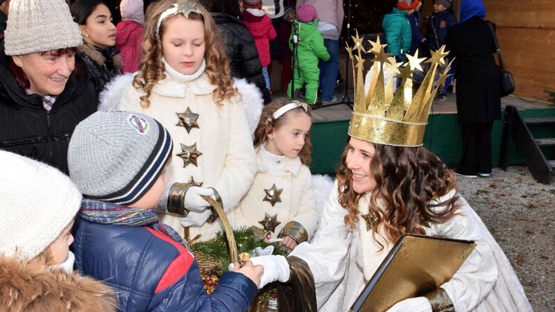 Das sympathische kinderliebe Christkindl hatte nach seiner Eröffnungsrede natürlich kleine Geschenke für die Kinder dabei.