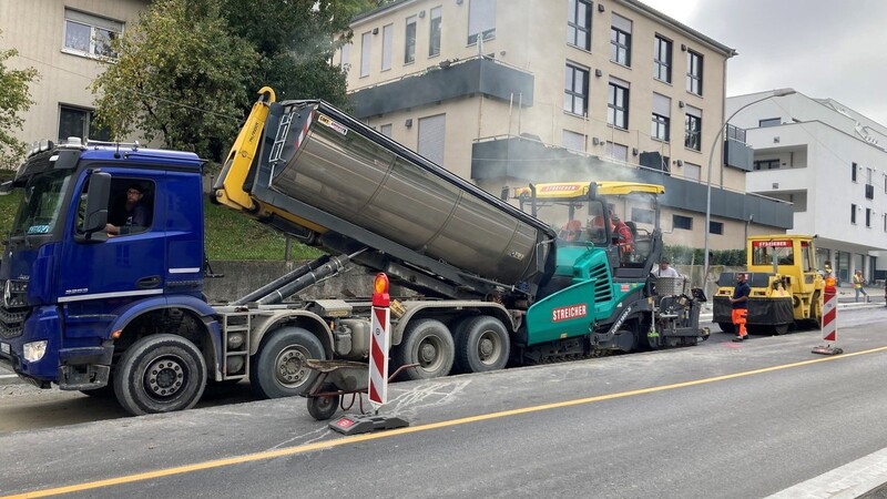 Am Dienstag wurde in der Neuen Bergstraße auf der Apotheken-Seite asphaltiert. Ab Mittwoch, 12. Oktober, ist die Straße wieder in beide Richtungen ohne Ampel befahrbar.