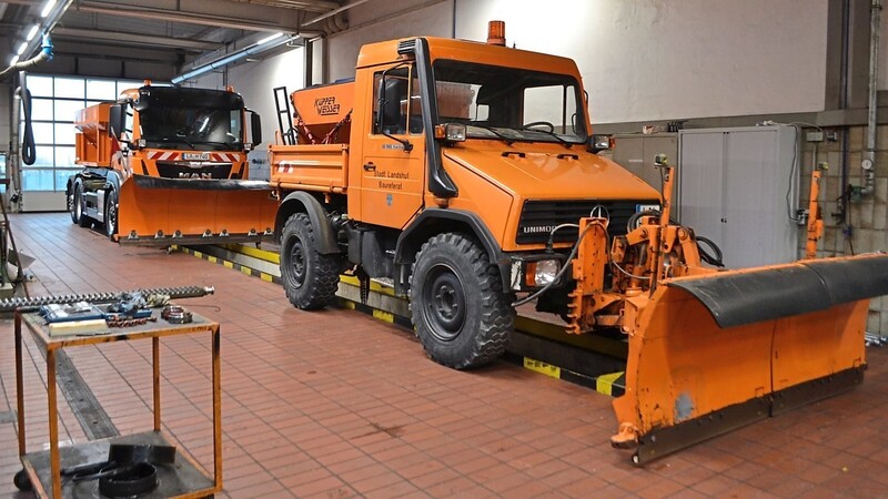 In den letzten Wochen sind die Fahrzeuge in der stadteigenen Werkstatt für den Winterdienst umgerüstet worden.