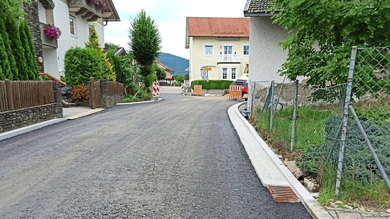 Nach der Winterpause gehen kommende Woche die Arbeiten an der Schönbuchener Straße weiter. Von Donnerstag an wird der betroffene Bereich für vier Wochen für Verkehr gesperrt; begonnen wird mit dem Abschnitt vom Anwesen Steger bis zur Einmündung der Hohenbogenstraße (Bild).