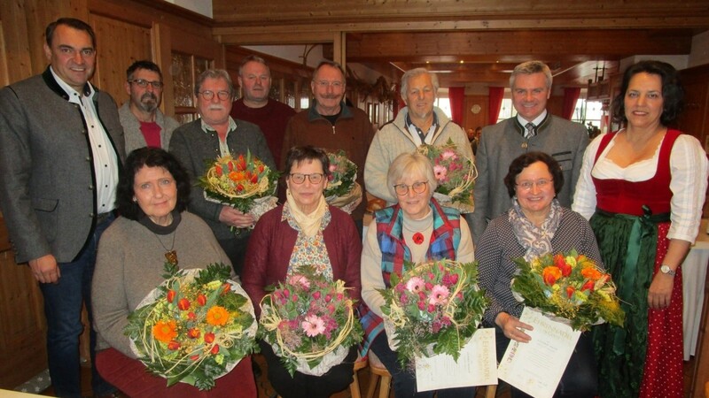 Die Geehrten mit Landrat Peter Dreier, Bürgermeister Alfred Holzner, Gartler-Vorsitzende Martina Hammerl, ihrem Vertreter Ludwig Vielhuber und Geschäftsführer Armin Müller.