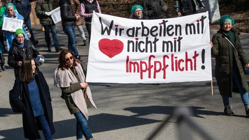 Menschen demonstrieren im baden-württembergischen Crailsheim gegen die Corona-Maßnahmen der Bundesregierung.