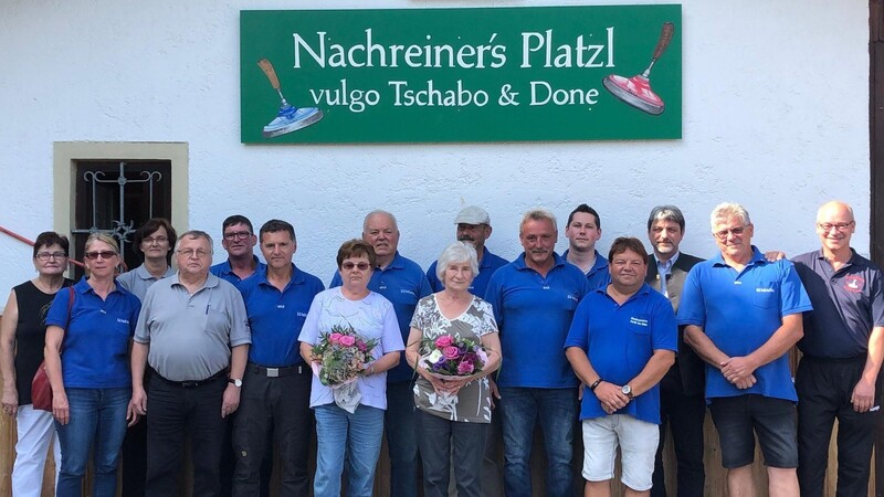 Eine Ehrentafel am Vereinsheim erinnert an Karl "Tschabo" Nachreiner und seinen Neffen, Ehrenmitglied Anton Nachreiner (Achter von links), für ihre Leistungen beim Aufbau des EV Furth und des Stocksportzentrums an der Wutzmühle.