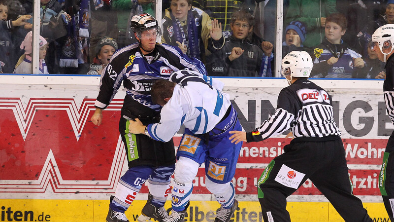 Hart umkämpft war das Spiel der Tigers gegen den EHC München. Kurz vor Schluss lieferten sich Straubings Jean-Michel Daoust und Münchens Martin Buchwieser einen sehenswerten Faustkampf. (Foto: Schindler)