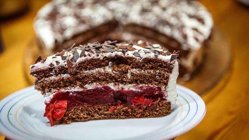 Die Täter machen kaum Beute, bedienen sich aber an selbstgebackenem Kuchen (Symbolbild).