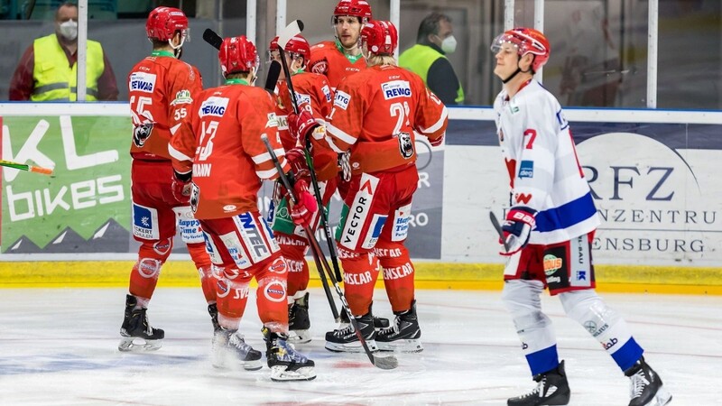 Jubel bei den Eisbären Regensburg - über den Derbysieg gegen Deggendorf und die damit verbundene Meisterschaft.