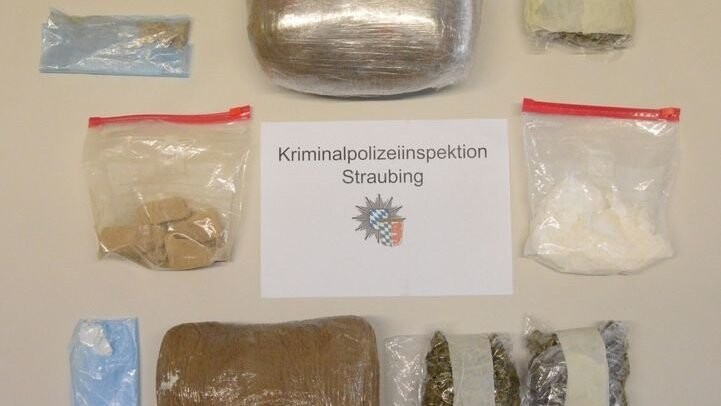 Jede Menge Stoff unterm Dach in einer Wohnung im Landkreis Deggendorf: je 200 Gramm Heroin und Kokain sowie etwa zwei Kilogramm Marihuana.