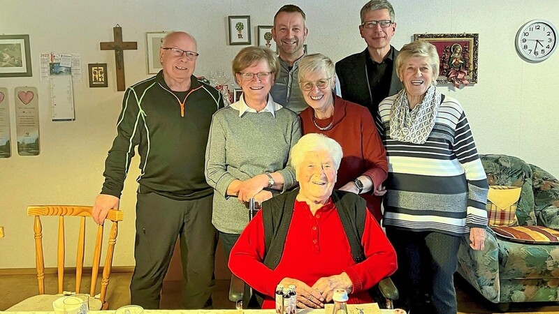 Paula Pfeffer an ihrem 100. Geburtstag mit ihrem Sohn Josef, Schwiegertochter Roswitha, ihren Töchtern Roswitha und Angela sowie Bürgermeister Gerhard Mühlbauer und Pfarrer Johann Wutz