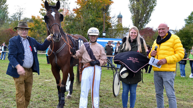 Das Finale B, das "Martin-Süssl-Gedenkrennen", konnte der Frontenhausener Walter Herrnreiter mit "Usher Diamant" für sich entscheiden. 2. Vorsitzender Josef Baumgartner (links), Stadionsprecher Herrmann Czujan (rechts) und Martina Weichslgartner vom Rennverein gratulierten.