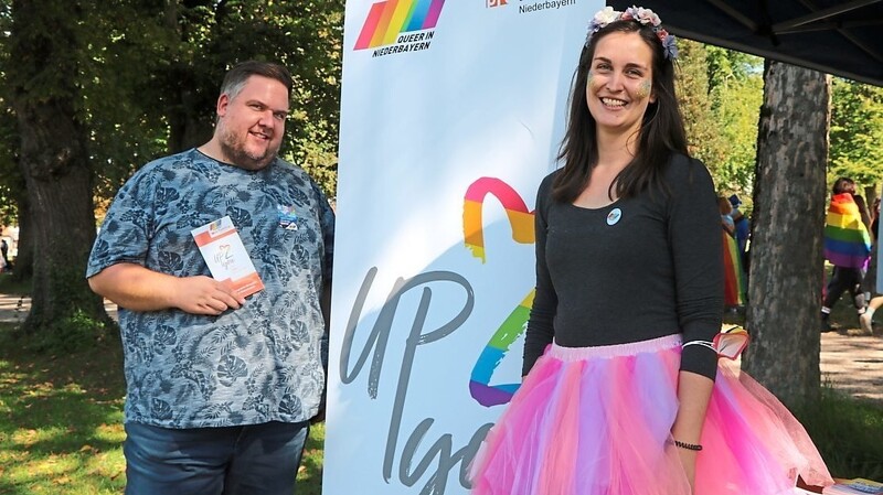 Gerald Burth und Jasmin Faulstich, Leiterin von "up2you", der Beratungsstelle für queere Menschen in Niederbayern.