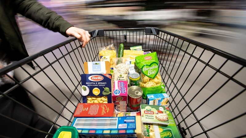 Ein Einkaufswagen wird durch einen Supermarkt geschoben. (Symbolbild)