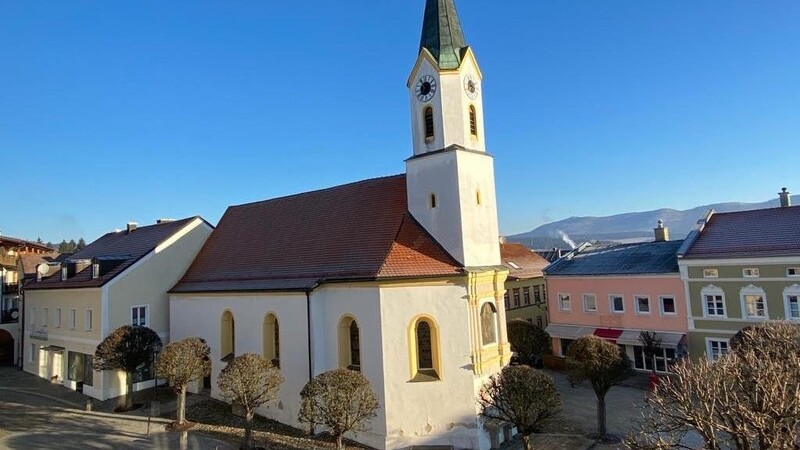 Zugesperrt, keine Gottesdienste. Die Veitskirche am Oberen Markt in Bad Kötzting fristet momentan ein trauriges Dasein. Dabei beherbergt die Kirche einige Kunstschätze.