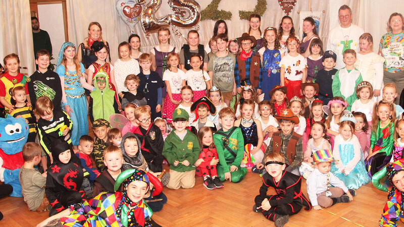 Fantasievoll und kreativ waren die Kostüme der kleinen Maschkera, die den Fasching beim Pfarrkinderball in vollen Zügen genossen.