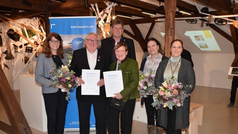 Alfred Kuttenlochner und Siglind Wanschka (3. und 4.v.l.) erhielten mit der goldenen Ehrennadel die höchste Auszeichnung des BDS Bayern. Es gratulierten (v.l.) BDS-Präsidentin Bayern, Gabriele Sehorz, BDS-Ortsvorsitzender Arne Claßen, Zweite BDS-Ortsvorsitzende Sieglinde Bayersdorfer und BDS-Bezirksgeschäftsführerin Karin Pecher.