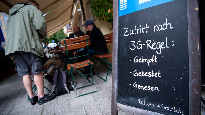 Eine Tafel mit der Aufschrift ?Zutritt nach 3G-Regel: Geimpft, Getestet, Genesen? steht vor einem Wirtshaus. Gemäß einer Vereinb